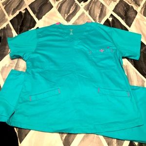 Scrubs in very good condition. Beautiful teal color with hot pink trim. Pockets
